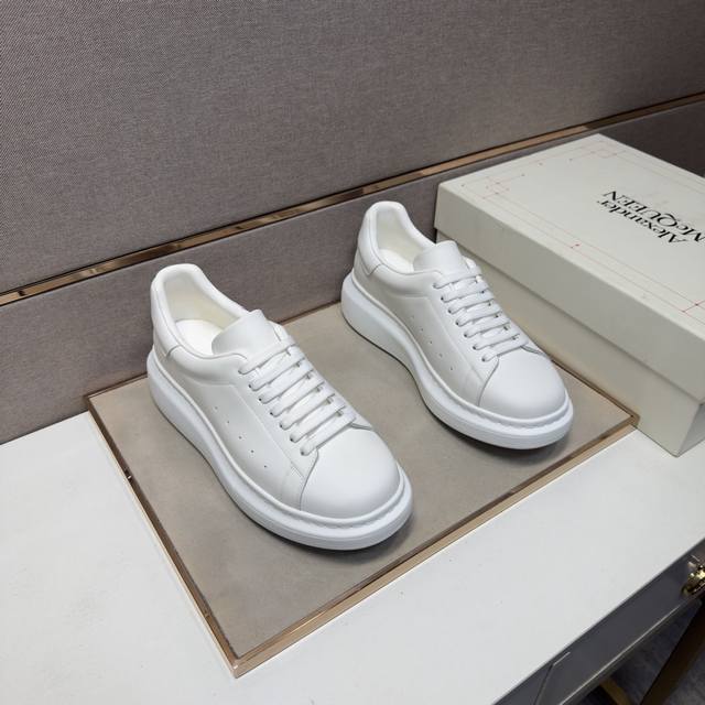 出厂价Pp 麦昆～ 男士休闲鞋 2026Z柜同步发售 码数:38-44 # 2个颜色鞋面选用多材质拼接真皮内里，舒适透气，鞋底：原版舒适耐磨大底，实物拍摄实物更