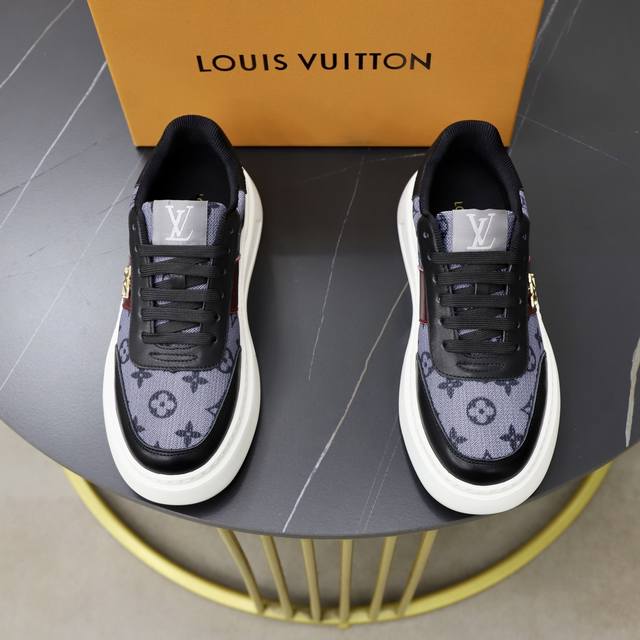 出厂价Pp： DDD 品牌：Lv路易威登 DDD 标准码：38-44 45订做 DDD 等级：官网同款 DDD 材料：原版牛皮拼接面料 舒适牛皮内里 增高轻便耐