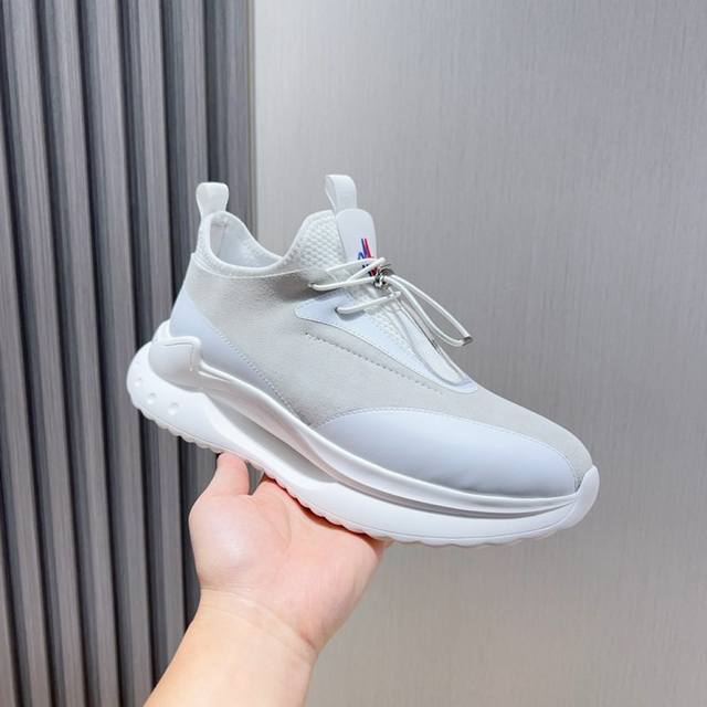 工厂P价 Moncle* 蒙口男士系带休闲运动鞋，具有舒适防滑性能，鞋面采用一体成型进口翻毛牛皮制成，兼备创新、功能性与图形细节于一体，诠释潮流时尚。大底采用T