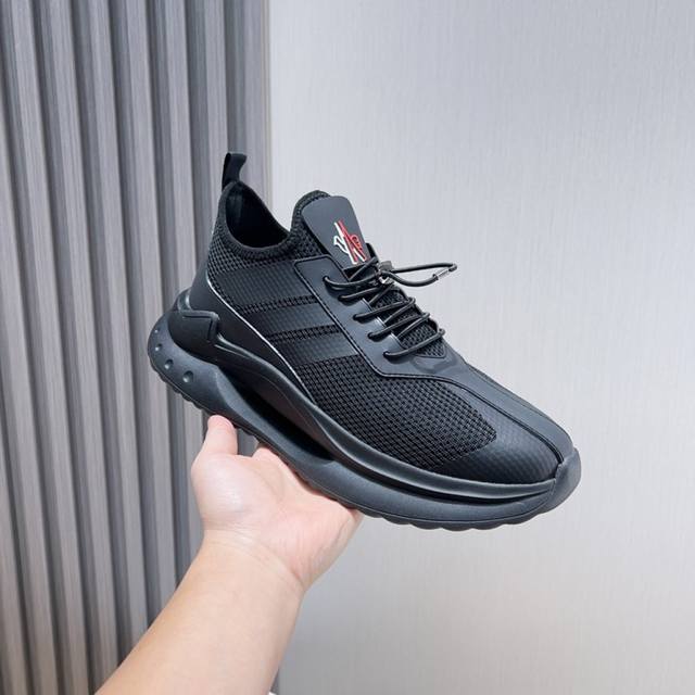 工厂P价 Moncle* 蒙口男士系带休闲运动鞋，具有舒适防滑性能，鞋面采用一体成型进口飞织面料制成，兼备创新、功能性与图形细节于一体，诠释潮流时尚。大底采用T