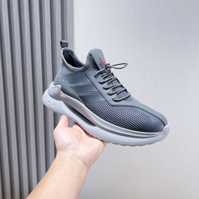 工厂P价 Moncle* 蒙口男士系带休闲运动鞋，具有舒适防滑性能，鞋面采用一体成型进口飞织面料制成，兼备创新、功能性与图形细节于一体，诠释潮流时尚。大底采用T