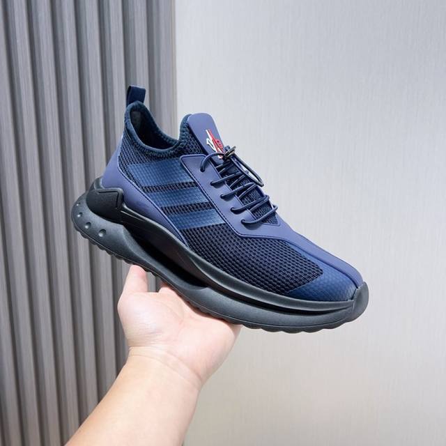 工厂P价 Moncle* 蒙口男士系带休闲运动鞋，具有舒适防滑性能，鞋面采用一体成型进口飞织面料制成，兼备创新、功能性与图形细节于一体，诠释潮流时尚。大底采用T