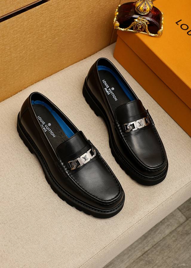 商品商标：Louis Vuitton 路易威登 休闲皮鞋 DDD 正码码数: 38-44 45.46订制 DDD 商品材料：精选 进口头层小牛皮鞋面+经典五金扣