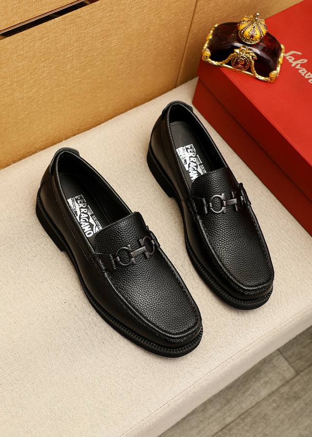 商品商标：Ferragamo 菲拉格慕 休闲皮鞋 DDD 正码码数: 38-44 45.46订制 DDD 商品材料：精选 进口荔枝纹牛皮鞋面+经典五金扣，进口水