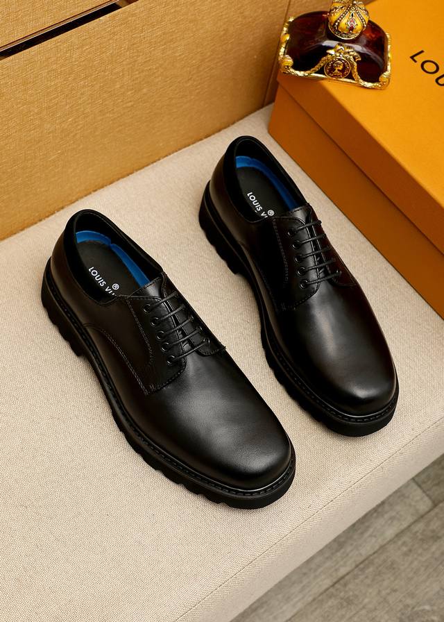 商品商标：Louis Vuitton 路易威登 商务皮鞋 DDD 正码码数: 39-44 38.45.46订制 DDD 商品材料：精选 进口头层小牛皮鞋面，进口