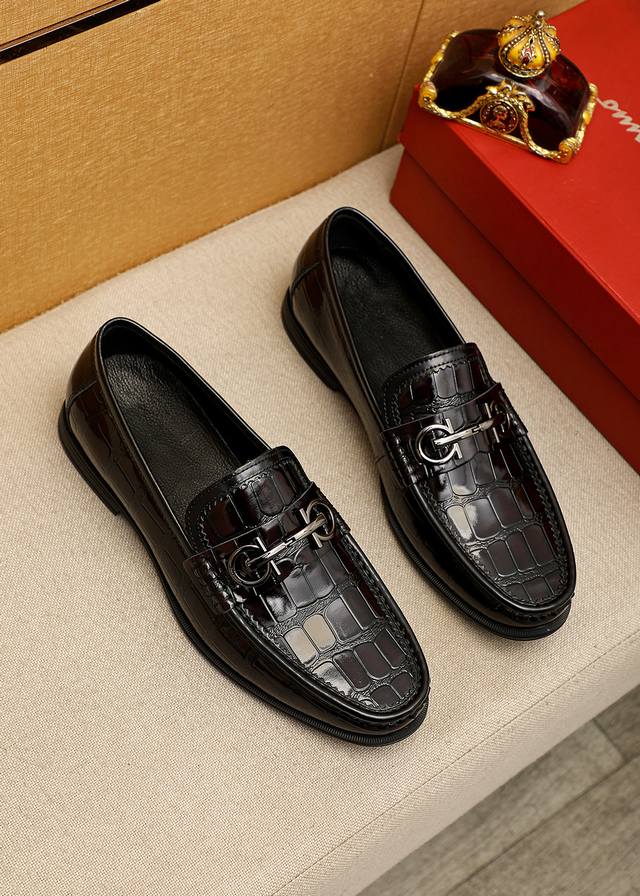 商品商标：Ferragamo 菲拉格慕 休闲皮鞋 DDD 正码码数: 38-44 45.46订制 DDD 商品材料：精选 进口头层小牛皮压花鞋面+奢华五金扣，进