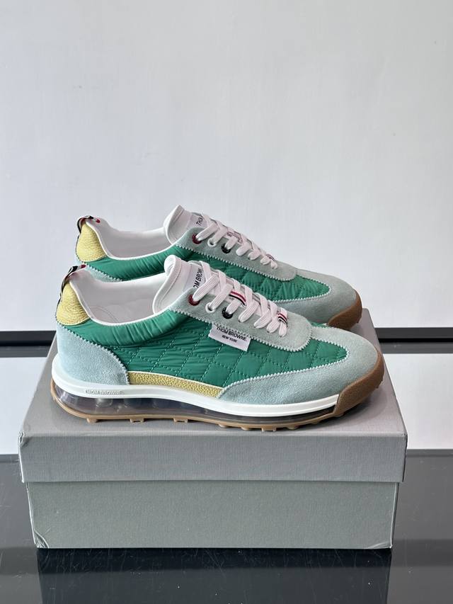 Thom Browne 男士气垫休闲鞋，麂皮+牛皮拼接，质感细腻又透气。标志性红白蓝鞋带，辨识度超高。透明气垫鞋底，缓震舒适，日常或轻运动都Ok！鞋舌品牌标签，