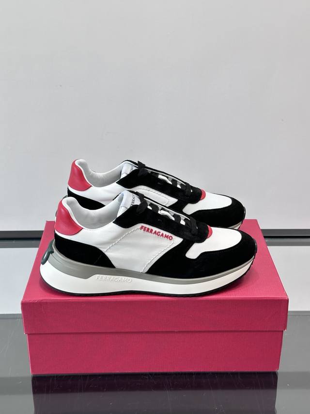 Ferragam＊ 70年代复古跑鞋 DDD .Ferragamo这款70年代复古跑鞋，采用白色皮革+深蓝麂皮拼接，红色点缀超有活力！鞋侧品牌标识，辨识度满分艹