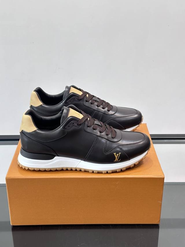 Ouis* Uitto* 男士运动鞋,小牛皮面料。经Monogram图案,配色超百搭!橡胶鞋底抓地力强,穿着舒适,日常休闲或轻运动都Ok。复古鞋型+现代工艺,时 Ouis* Uitto* 男士运动鞋,小牛皮面料。经Monogram图案,配色超百搭!橡胶鞋底抓地力强,穿着舒适,日常休闲或轻运动都Ok。复古鞋型+现代工艺,时