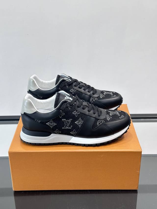 Ouis *Uitto* Run Away男士运动鞋,牛仔布+小牛皮拼接,经Monogram图案,深蓝白配色超百搭!橡胶鞋底抓地力强,穿着舒适,日常休闲或轻运动 Ouis *Uitto* Run Away男士运动鞋,牛仔布+小牛皮拼接,经Monogram图案,深蓝白配色超百搭!橡胶鞋底抓地力强,穿着舒适,日常休闲或轻运动