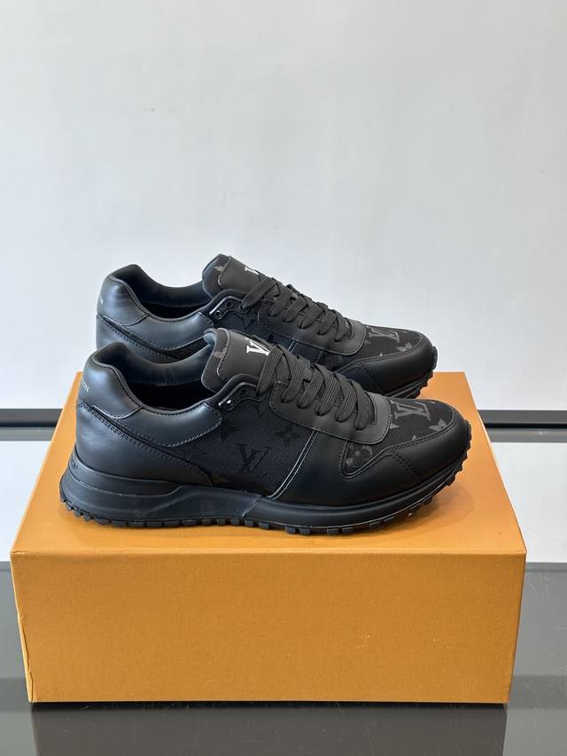 Ouis ＊Uotto＊ Run Away男士运动鞋，头层牛皮+Monogram压纹，质感细腻又耐用。鞋底发泡+橡胶，轻盈Q弹，长时间穿也很舒适不累脚。鞋舌偏长