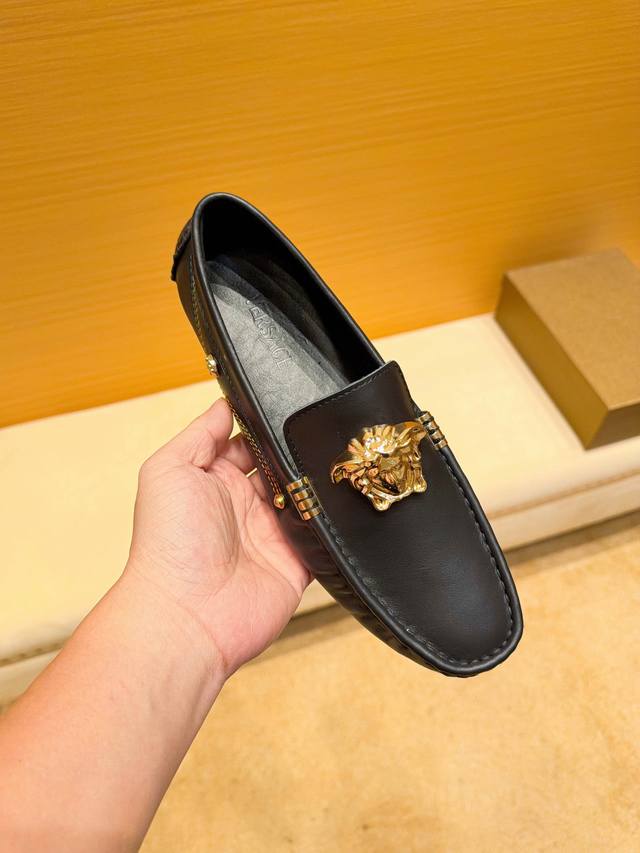 实价 ，范思哲官方旗舰店最高版本新款+爆款，鞋面进口意大利头层柔软小牛皮+性感女妖美杜莎头像，男士的最爱，头层舒适透气牛里真材实料，原版进口耐磨橡胶底，精致优雅