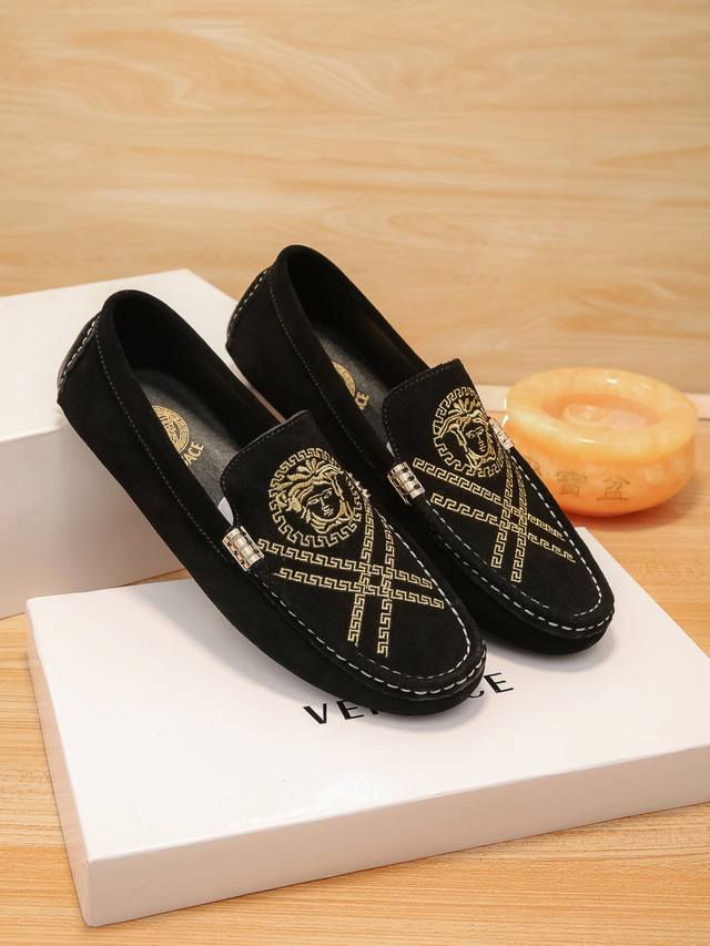 品牌瓦萨琪，黑色，鞋面进口意大利头层反绒牛皮+性感美杜莎头像刺绣，男士的最爱，头层牛皮内里真材实料，原版进口耐磨橡胶底， 官网出品 男士精致优雅心备佳品，穿着舒