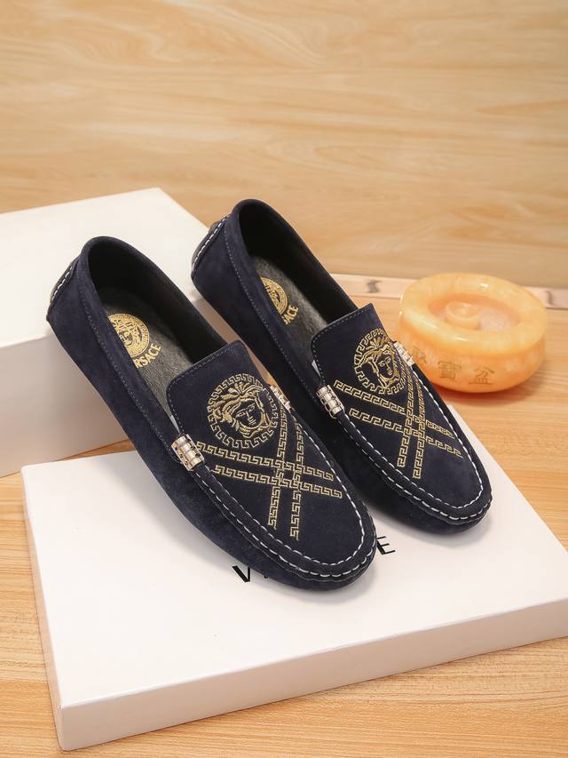 品牌瓦萨琪，兰色，鞋面进口意大利头层反绒牛皮+性感美杜莎头像刺绣，男士的最爱，头层牛皮内里真材实料，原版进口耐磨橡胶底， 官网出品 男士精致优雅心备佳品，穿着舒