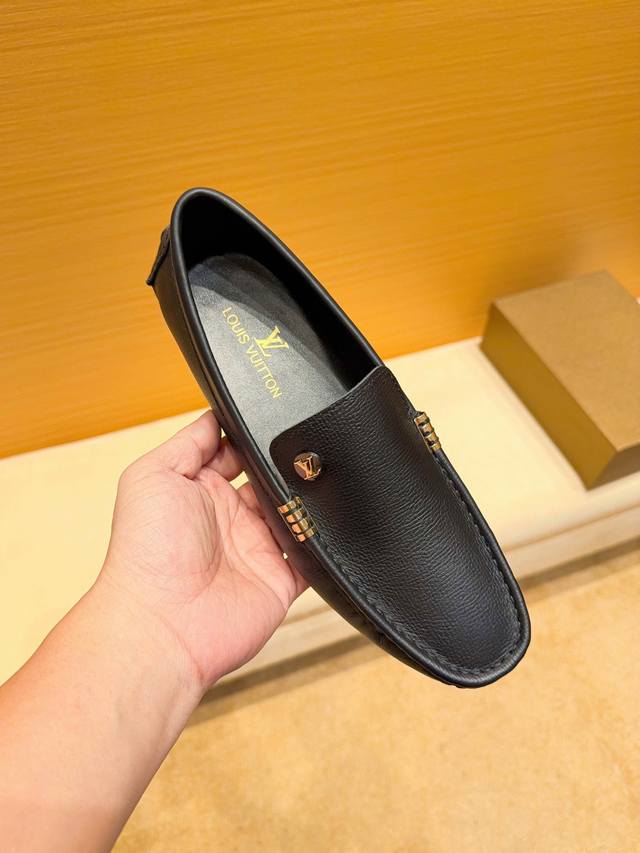 Lv官网新款，路易威登1921年创立于佛罗伦萨，是全球奢侈品品牌之一，其独特的创意和革新风靡全球，古驰 永恒而经典，一直以来深受明星们的青睐，并成为世界上流社会