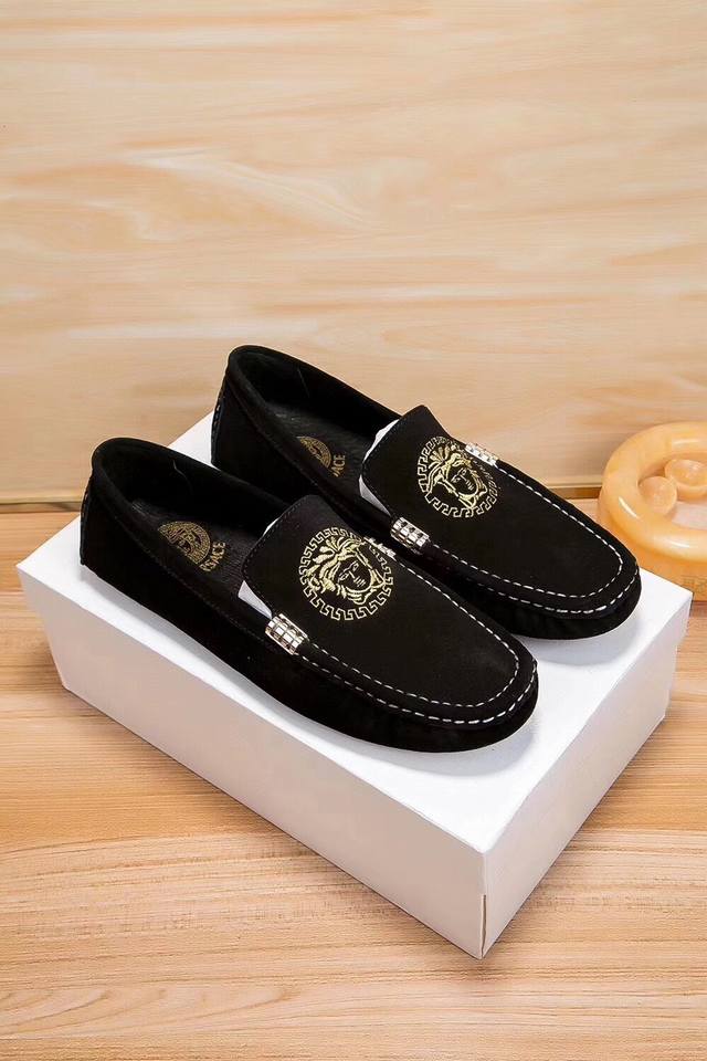 实价 ，品牌范思哲，范思哲时尚界的佼佼者，官方旗舰店新款+爆款，范思哲又一次惊世之作腾空出世，惊艳全场 鞋面西班牙进口反绒牛皮，头层吸汗透气牛里真材实料，穿着舒