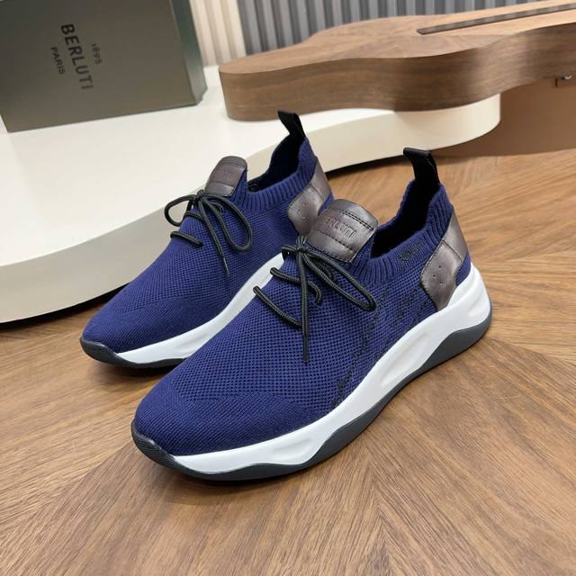 布鲁提 Berlut* Shadow男士运动鞋履 ，这双袜子鞋用轻盈且极富韧性的针织面料，高密度飞织制成，搭配招牌的小牛皮皮胚手工擦色改色工艺，还原Zp双层品牌