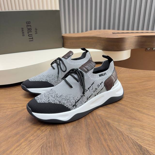 布鲁提 Berlut* Shadow男士运动鞋履 ，这双袜子鞋用轻盈且极富韧性的针织面料，高密度飞织制成，搭配招牌的小牛皮皮胚手工擦色改色工艺，还原Zp双层品牌