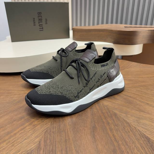 布鲁提 Berlut* Shadow男士运动鞋履 ，这双袜子鞋用轻盈且极富韧性的针织面料，高密度飞织制成，搭配招牌的小牛皮皮胚手工擦色改色工艺，还原Zp双层品牌