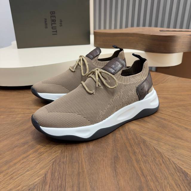 布鲁提 Berlut* Shadow男士运动鞋履 ，这双袜子鞋用轻盈且极富韧性的针织面料，高密度飞织制成，搭配招牌的小牛皮皮胚手工擦色改色工艺，还原Zp双层品牌