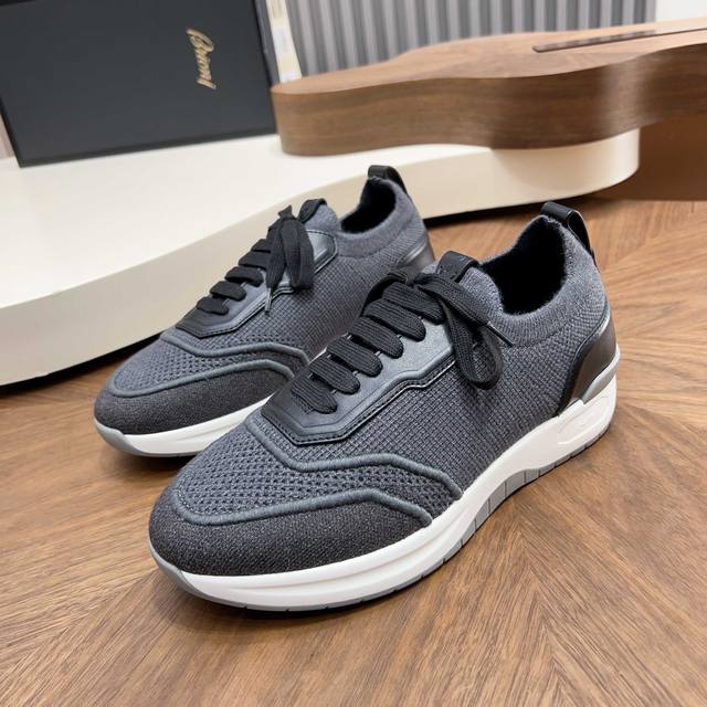 布里奥尼 Brioni 男士新款羊绒羊毛混纺针织运动鞋 DDD 这款运动鞋融蕴前沿技术，每双鞋履都由手工工艺在针织机上匠心打造。鞋面与衬里均甄羊绒面料，搭配初剪