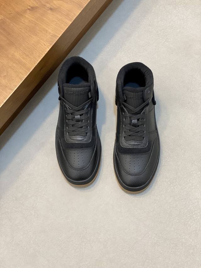 Saint Laurent圣罗兰高帮系带运动鞋 DDD S L61官网新款 品牌旗舰店同步、意大利原胚粒面牛皮+正面饰片点缀多孔皮革、拉环饰以金色Saint L