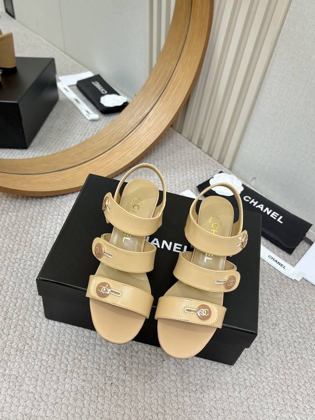 工厂P批P￥ DDD 顶级版本 DDD Chanel香奈儿 2026春款 专柜顶级双C扣凉鞋 拖鞋 DDD 这款经典设计；不平凡的双C DDD 电绣工艺 DDD