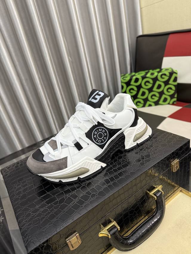 出厂价Pp： Dg-杜嘉班纳 最新爆款休闲鞋，鞋舌带有品牌标志性细节，丝绸牛皮与牛反绒相结合提升格调。时尚百搭，可为各式造型增光添彩。塑造独具动感活力与摩登气息