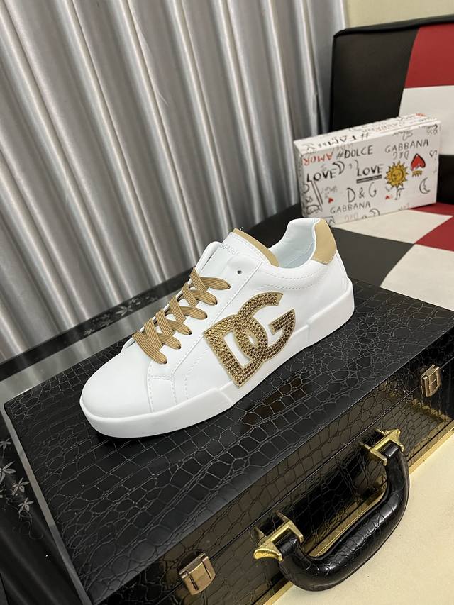 出厂价Pp： 新款Dolce＆Gabbana 顶级原单Dg重工系列，新款休闲时尚鞋版型简洁大气，时尚专属时尚又大方。原版进口小牛皮，舒适的羊皮内里。精致奢华，超