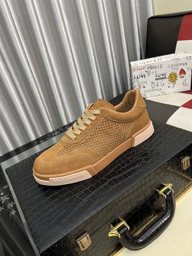 出厂价Pp： Dg最新爆款休闲鞋，鞋舌带有品牌标志性细节，丝绸牛皮与牛反绒相结合提升格调。时尚百搭，可为各式造型增光添彩。塑造独具动感活力与摩登气息的精致设计，