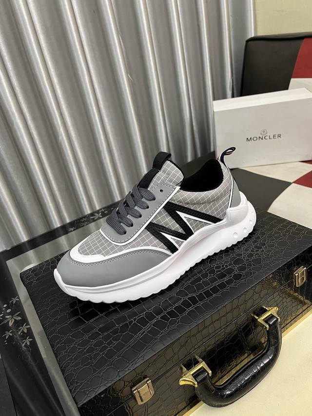 出厂价Pp： Moncler 蒙口、官网同款 高品质男鞋 材料：定制小牛皮 网布透气内里真皮鞋垫 原版开模防滑大底款式类型：男士休闲运动鞋 系带款男鞋系列 欧美