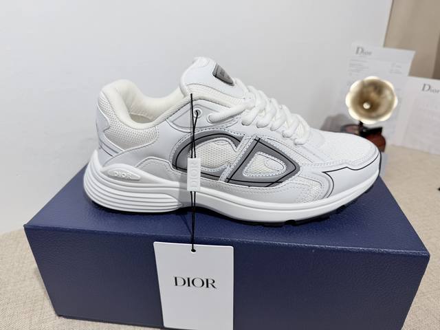 Dior迪奥B30低帮运动鞋 DDD 本季全新推出的这款B30低帮运动鞋是该系列的旗舰款式之一。采用牛皮鞋面拼接网眼织物和白色科技面料精心制作，饰以反光Cd30