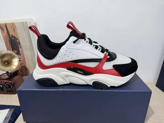 B22男士慢跑时尚运动鞋，这款单品从复古慢跑鞋汲取灵感。采用厚实的低帮设计，以黑色牛皮革以及网眼织物拼接鞋面，搭配黑白相间的刻花橡胶鞋底。黑色网眼织物鞋舌和鞋跟