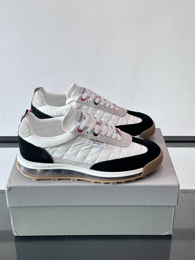 Thom Browne男士气垫休闲鞋，麂皮+网布拼接，质感细腻又透气。标志性红白蓝鞋带，辨识度超高。透明气垫鞋底，缓震舒适，日常或轻运动都Ok！鞋舌品牌标签，细