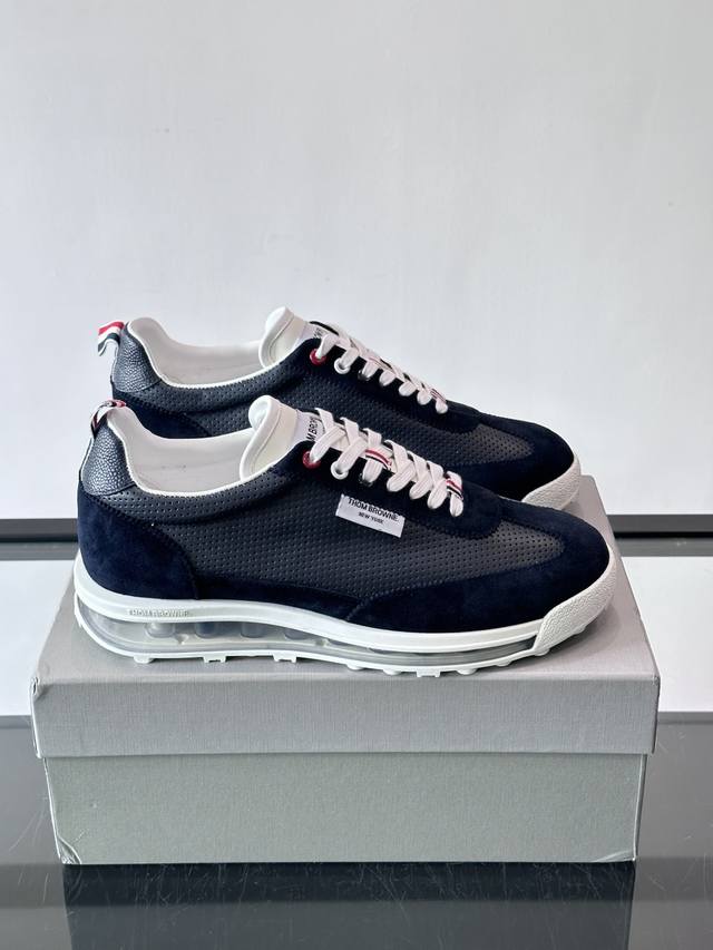 Thom Browne男士气垫休闲鞋，麂皮+牛皮拼接，质感细腻又透气。标志性红白蓝鞋带，辨识度超高。透明气垫鞋底，缓震舒适，日常或轻运动都Ok！鞋舌品牌标签，细