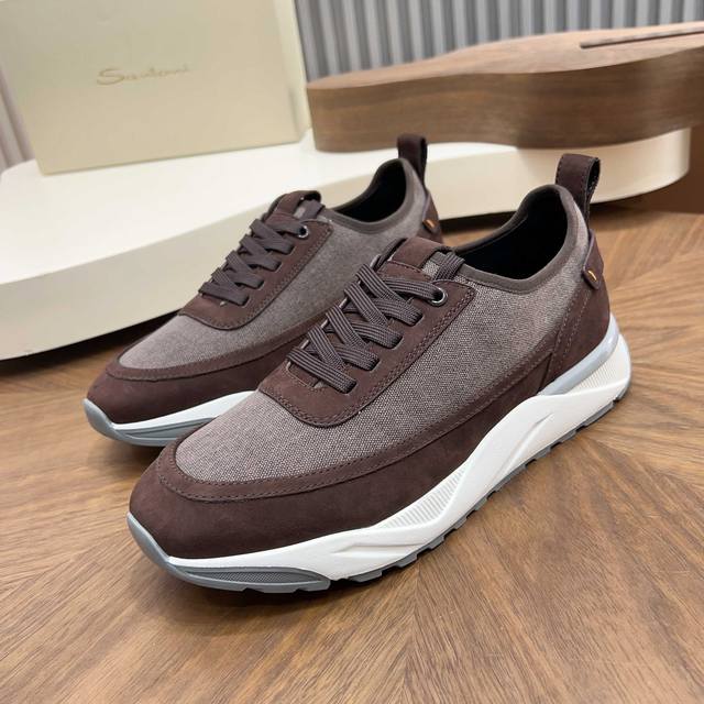 Saucony男士跑鞋 DDD Saucony这款跑鞋，采用Cordura织物，防泼水又耐磨，雨天通勤也Ok！双层中底超柔软，久站不累脚，大底稳稳托住，视觉超有