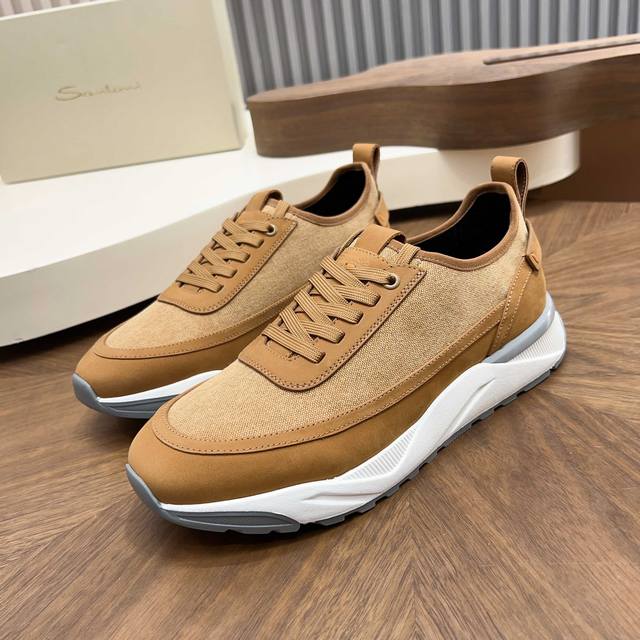 Saucony男士跑鞋 DDD Saucony这款跑鞋，采用Cordura织物，防泼水又耐磨，雨天通勤也Ok！双层中底超柔软，久站不累脚，大底稳稳托住，视觉超有