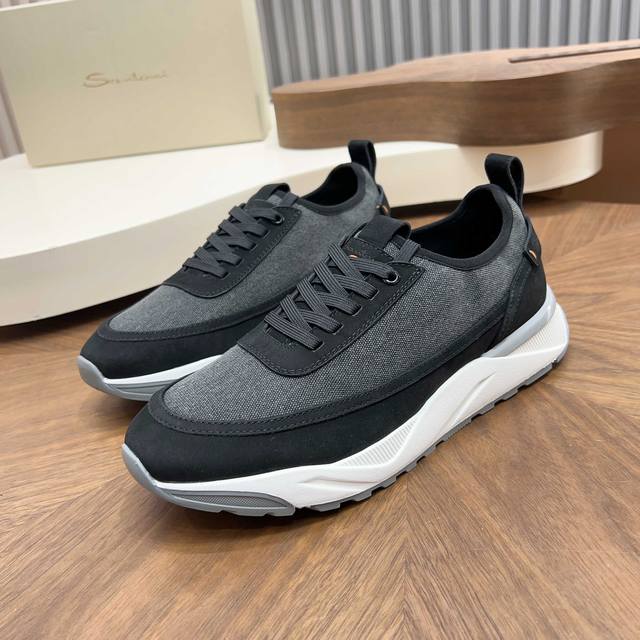 Saucony男士跑鞋 DDD Saucony这款跑鞋，采用Cordura织物，防泼水又耐磨，雨天通勤也Ok！双层中底超柔软，久站不累脚，大底稳稳托住，视觉超有