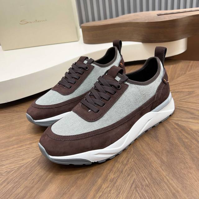 Saucony男士跑鞋 DDD Saucony这款跑鞋，采用Cordura织物，防泼水又耐磨，雨天通勤也Ok！双层中底超柔软，久站不累脚，大底稳稳托住，视觉超有