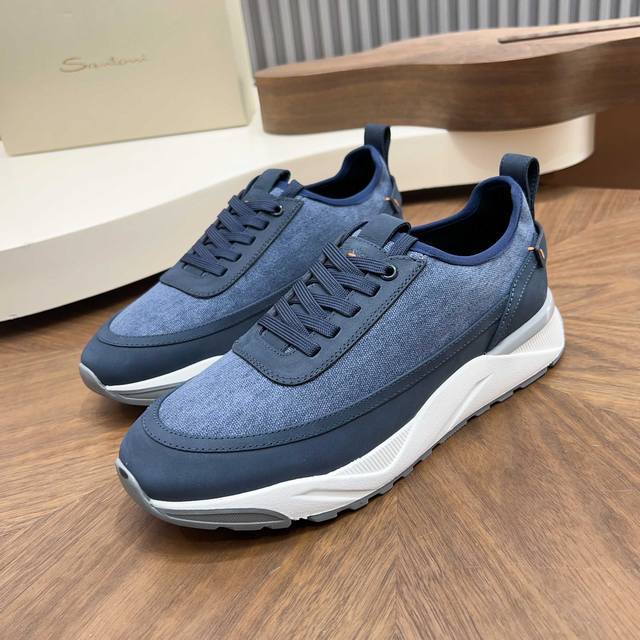 Saucony男士跑鞋 DDD Saucony这款跑鞋，采用Cordura织物，防泼水又耐磨，雨天通勤也Ok！双层中底超柔软，久站不累脚，大底稳稳托住，视觉超有