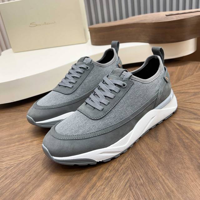 Saucony男士跑鞋 DDD Saucony这款跑鞋，采用Cordura织物，防泼水又耐磨，雨天通勤也Ok！双层中底超柔软，久站不累脚，大底稳稳托住，视觉超有