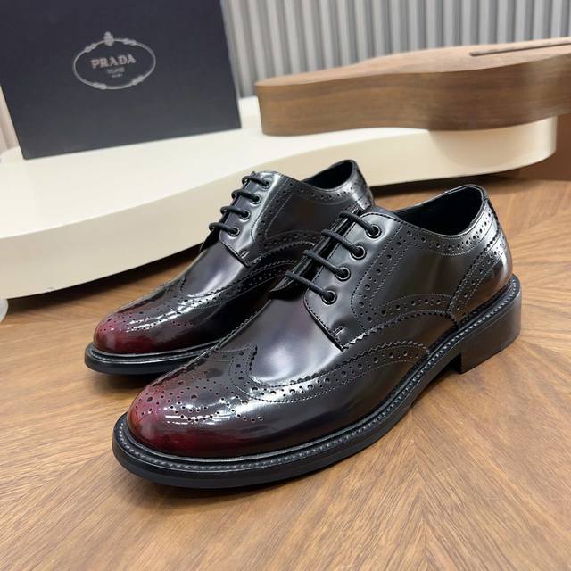 品质 牛里 Prada 普拉达 皮鞋 顶级代购男士 专柜同步 发售，意大利进口顶级原版小牛皮真牛皮内里 原厂特供真皮原版大底，做工精细 无可挑剔 可随意进出专柜