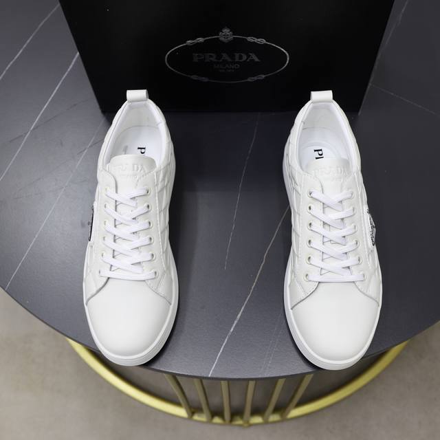 品牌：普拉达Prada DDD 标准码：38-44 45订做 DDD 等级：官网同款 DDD 材料：原版皮料拼接 舒适透气羊皮内里 原厂耐磨大底 DDD 款式类