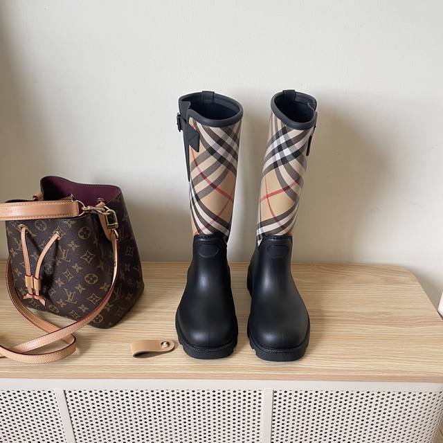 Burberry 巴宝莉2026顶级专柜 早春新款 DDD 官网上新 独家首发 Burberry 巴宝莉 26S 顶奢复古雨靴 经典格子布 巴宝莉 格子布 雨鞋 Burberry 巴宝莉2026顶级专柜 早春新款 DDD 官网上新 独家首发 Burberry 巴宝莉 26S 顶奢复古雨靴 经典格子布 巴宝莉 格子布 雨鞋