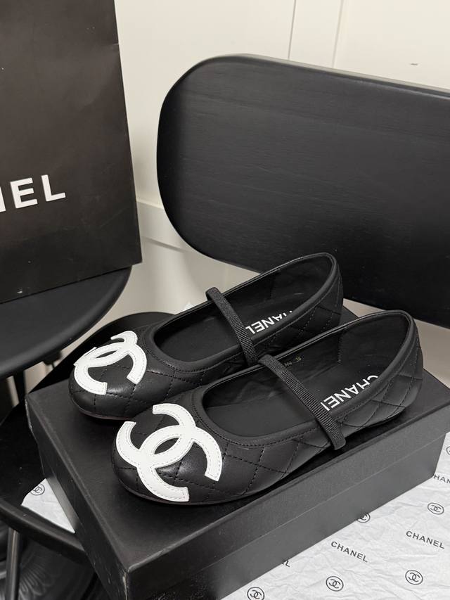 2026Ss新款Chanel 芭蕾舞鞋上新色 DDD 这是香奈儿最经典的款式，从未跌落时尚的舞台！ DDD 基础单鞋样式，鞋型修长秀气，小巧的圆形鞋头，顶端一枚