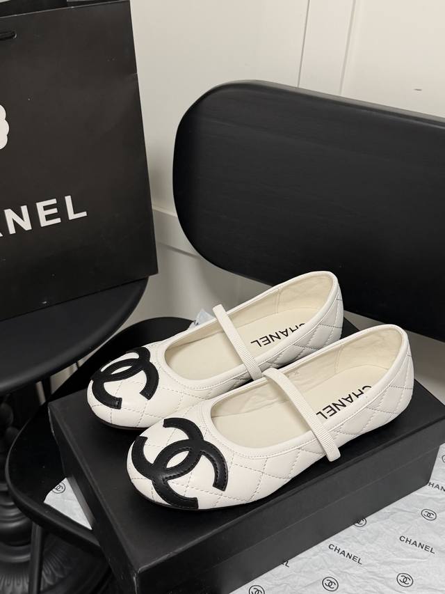 2026Ss新款Chanel 芭蕾舞鞋上新色 DDD 这是香奈儿最经典的款式，从未跌落时尚的舞台！ DDD 基础单鞋样式，鞋型修长秀气，小巧的圆形鞋头，顶端一枚