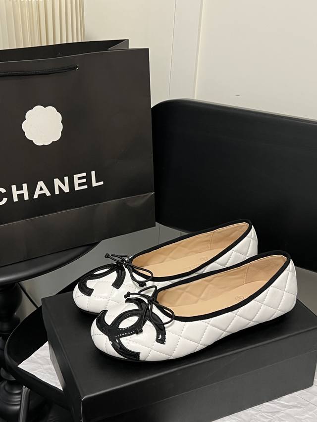 2026Ss新款Chanel 芭蕾舞鞋上新色 DDD 这是香奈儿最经典的款式，从未跌落时尚的舞台！ DDD 基础单鞋样式，鞋型修长秀气，小巧的圆形鞋头，顶端一枚