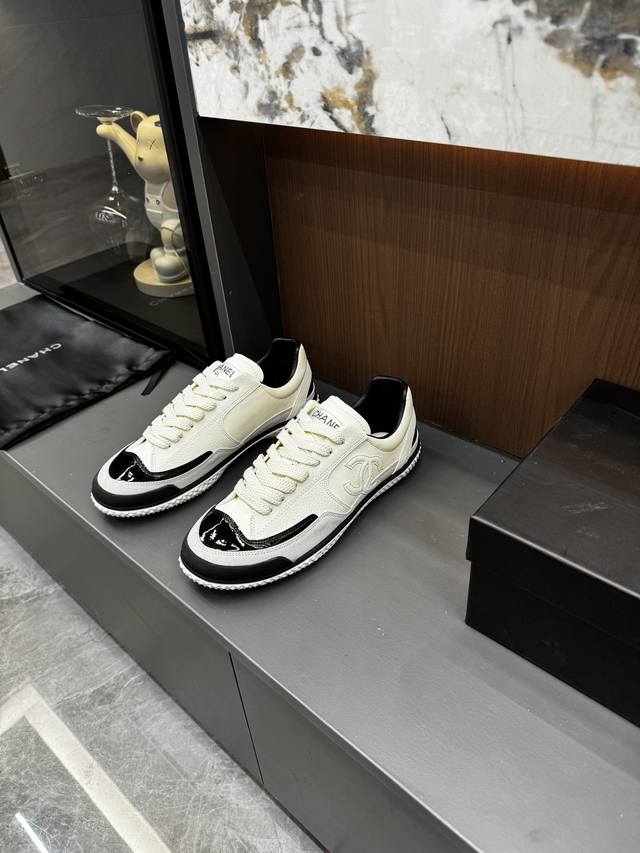 Chanl 香奈儿25K秋冬新款休闲运动鞋德训鞋 官网同步 专柜断货王 各大博主社交日推款，这季新款简直闭眼入，上脚秀气灵动狂好看，率性的休闲运动风，飒爽又自然