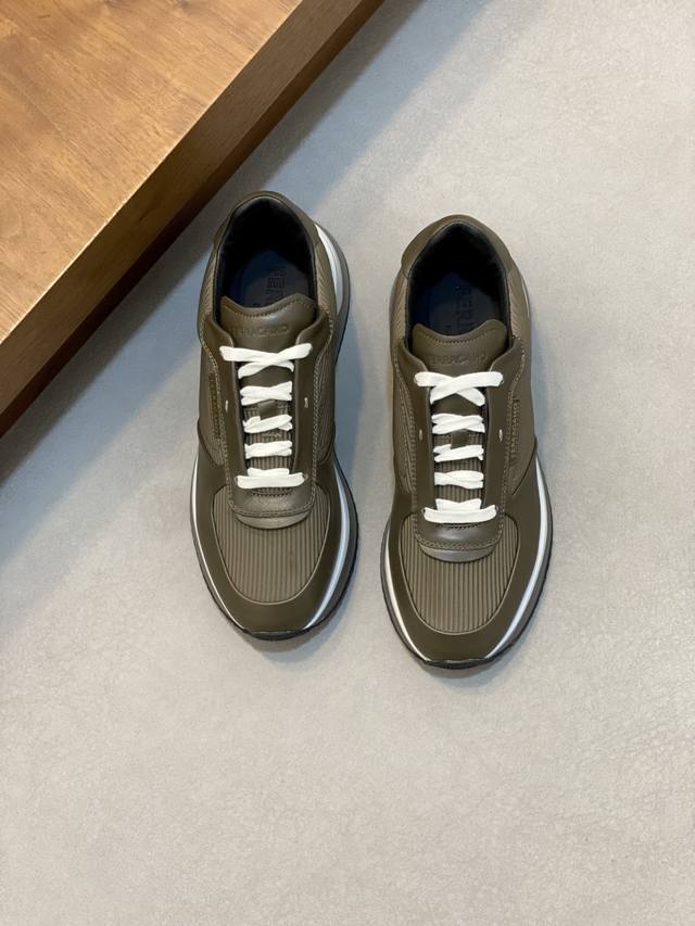 工厂P价 菲拉格慕Ferragam 新款男士休闲运动鞋原版设计。这款鞋采用进口牛皮配透气条纹布鞋面，内里本染小牛皮 小牛皮鞋垫 上脚柔软舒适透气 配原盒全套包装