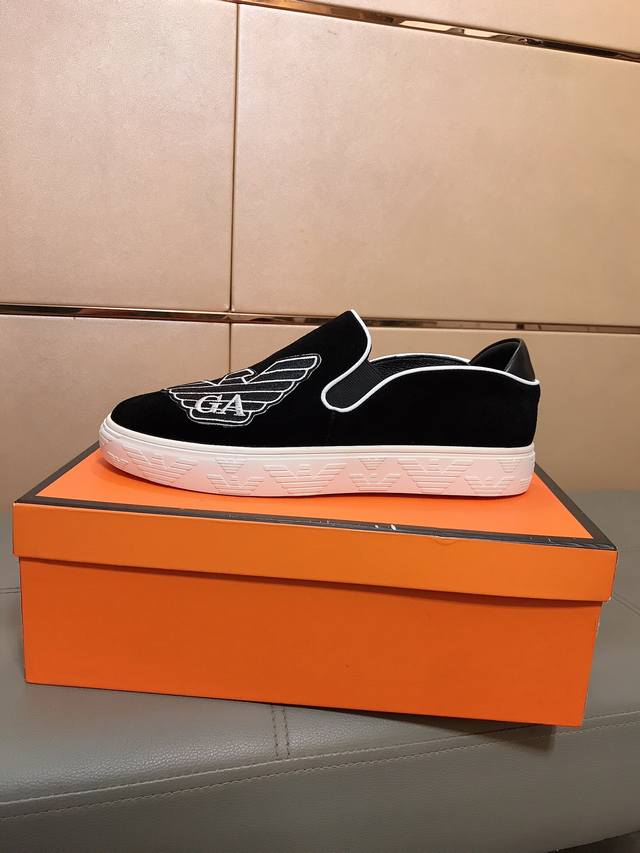 工厂P价P 阿玛尼 最新潮流款休闲男鞋。面料采用进口牛皮，羊皮内里。橡胶大底耐磨防滑。高级别版型，完美上脚效果，车工精湛。码数：38-44 DDD